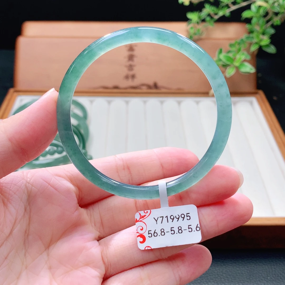 未镶嵌手镯（圆镯）翡翠