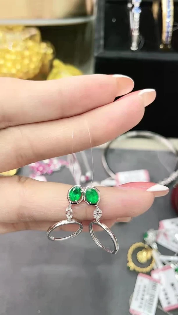 18K金镶嵌祖母绿耳饰