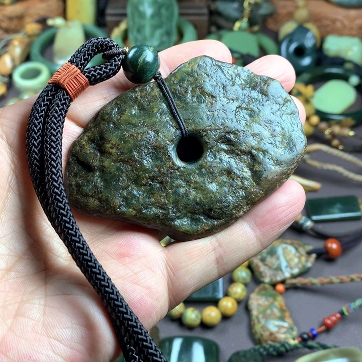 吊坠(赠链)未镶嵌岫岩河磨玉（透闪石质玉）