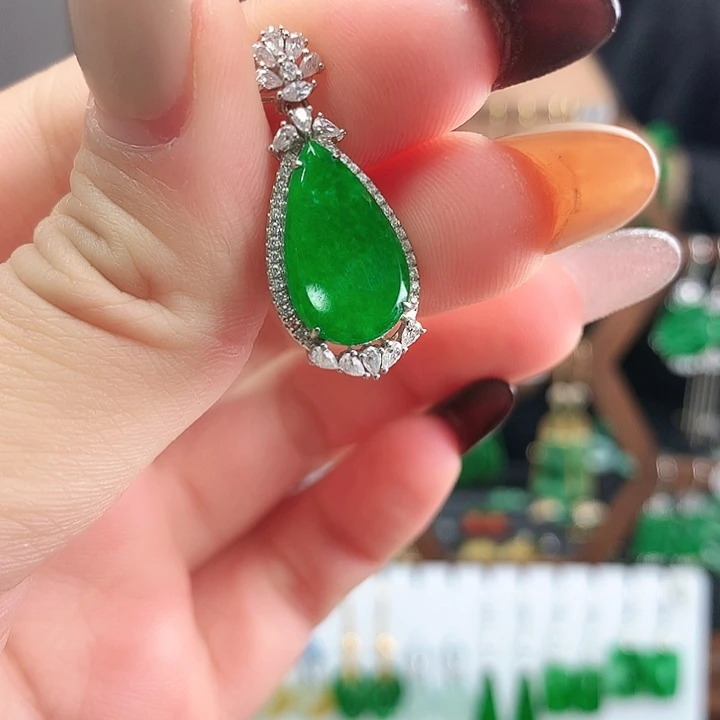 翡翠18K金镶嵌颈饰耳饰