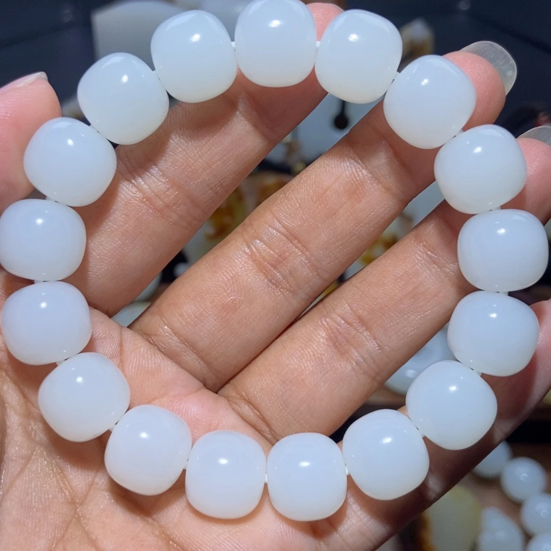 蓝***云颈饰未镶嵌和田玉