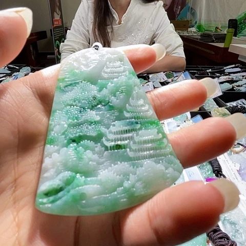 翡翠未镶嵌颈饰一个