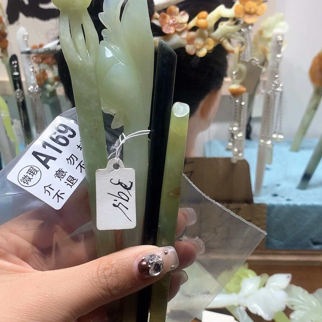 蛇纹石玉发饰合金。