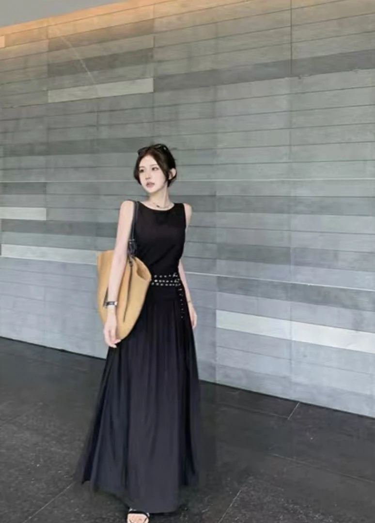 高级感铆钉腰带收腰背心连衣裙女夏季设计感小众气质无袖白色长裙