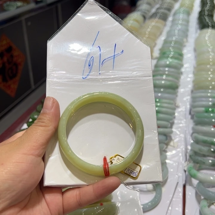 蝶***儿和田玉未镶嵌手镯