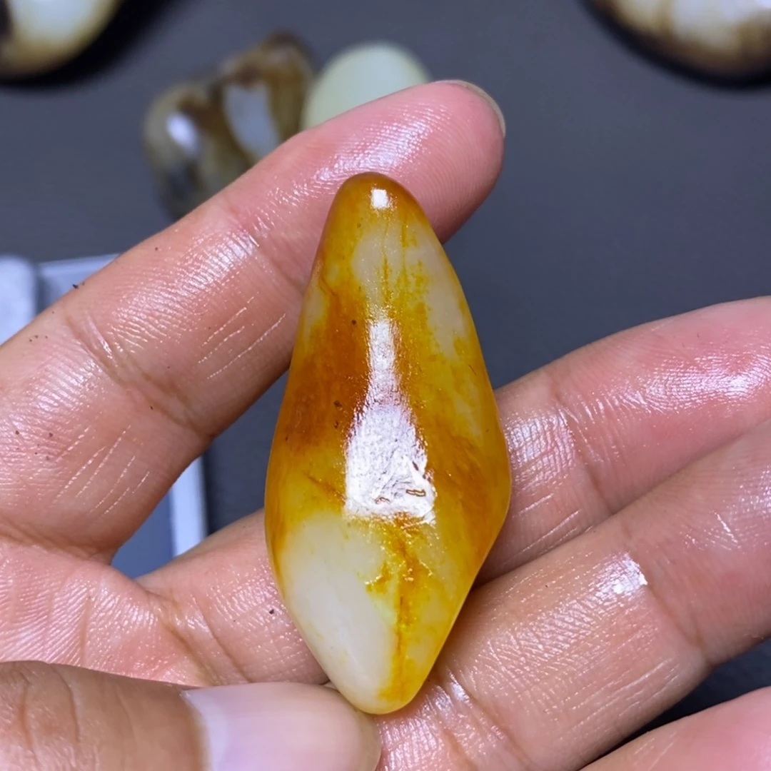 未镶嵌和田玉（糖玉）挂件