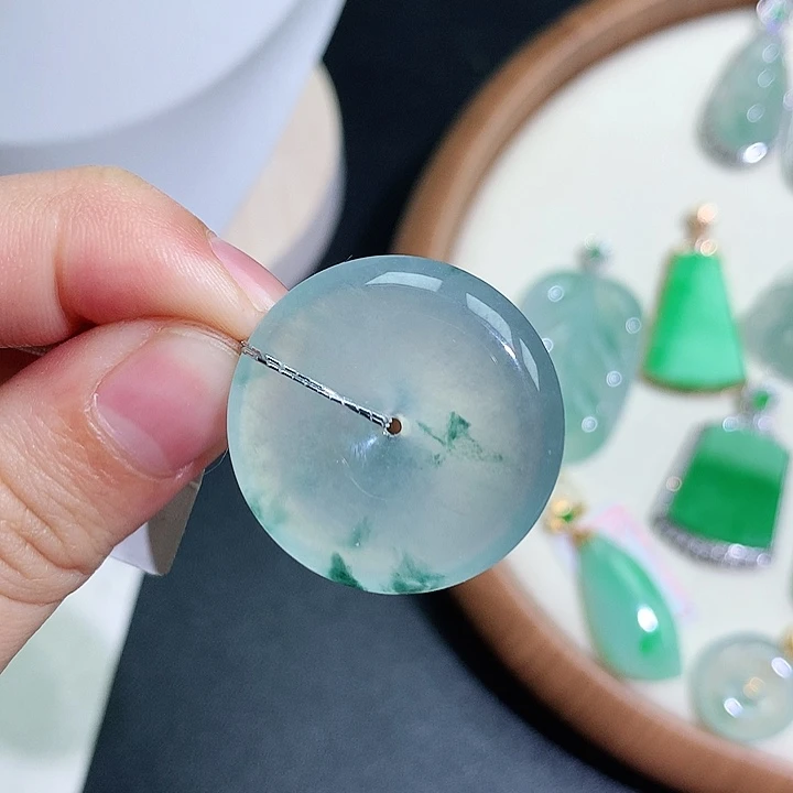 翡翠18K金镶嵌颈饰平安扣