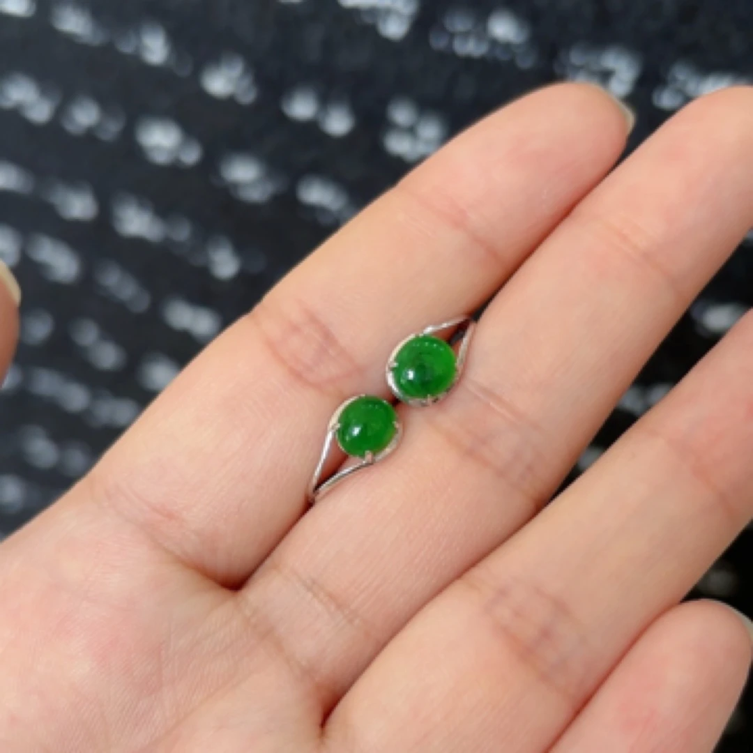 天然绿色翡翠耳饰