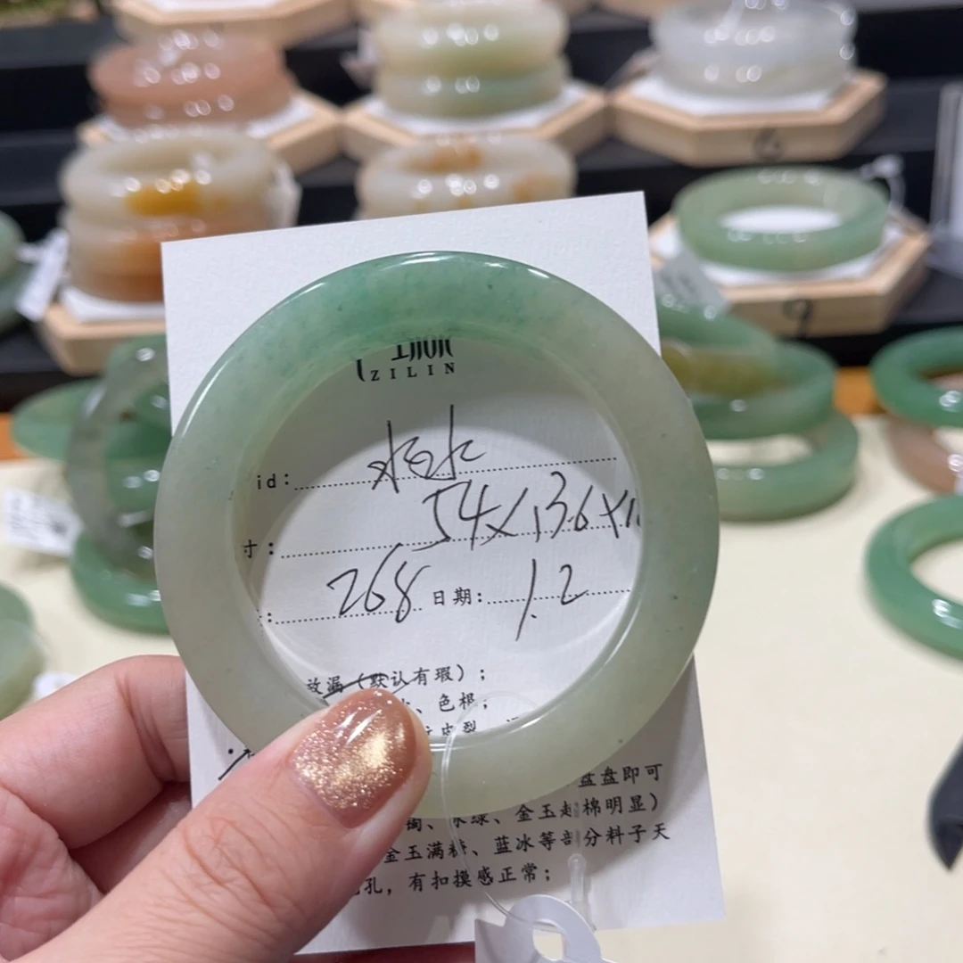 未镶嵌手镯石英质玉水*