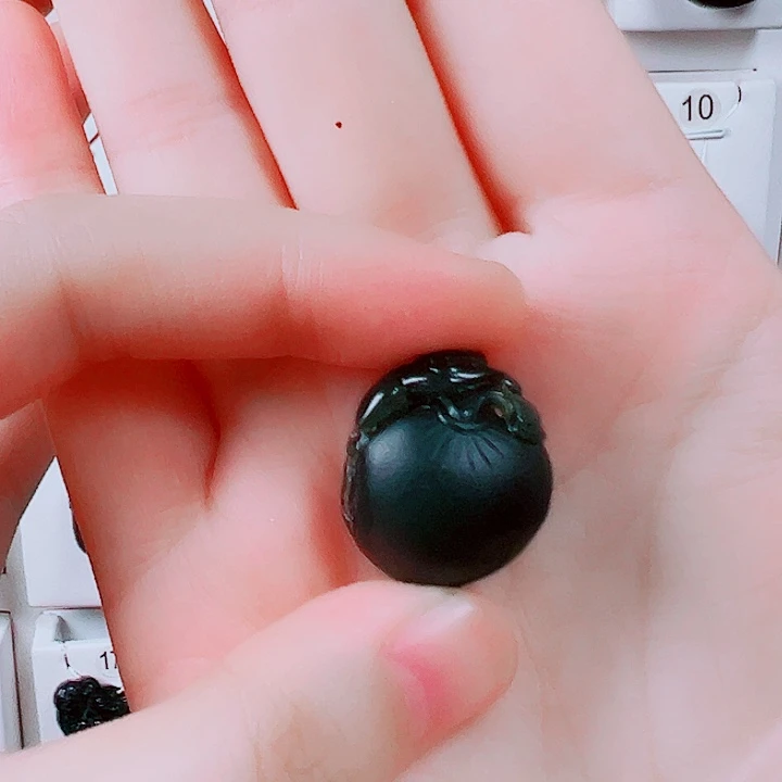 王***彦蛇纹石玉未镶嵌颈饰
