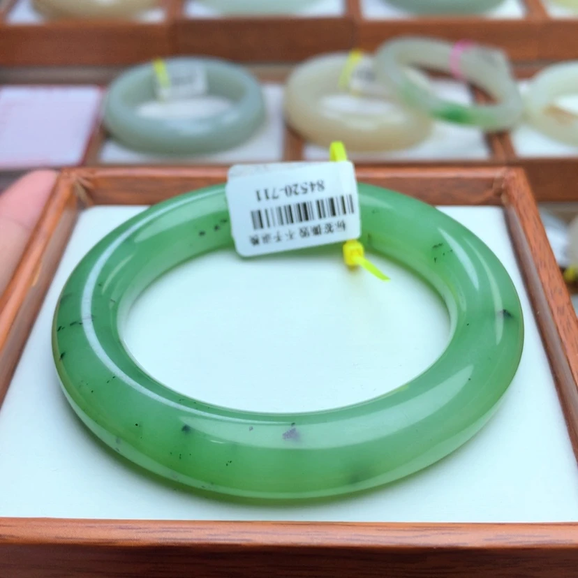 【闪购商品】和田玉手镯未镶嵌卖****姐55