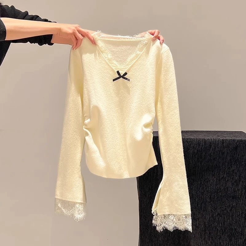 纯欲蕾丝边V领洋气针织打底衫女秋冬温柔喇叭袖开叉设计内搭上衣