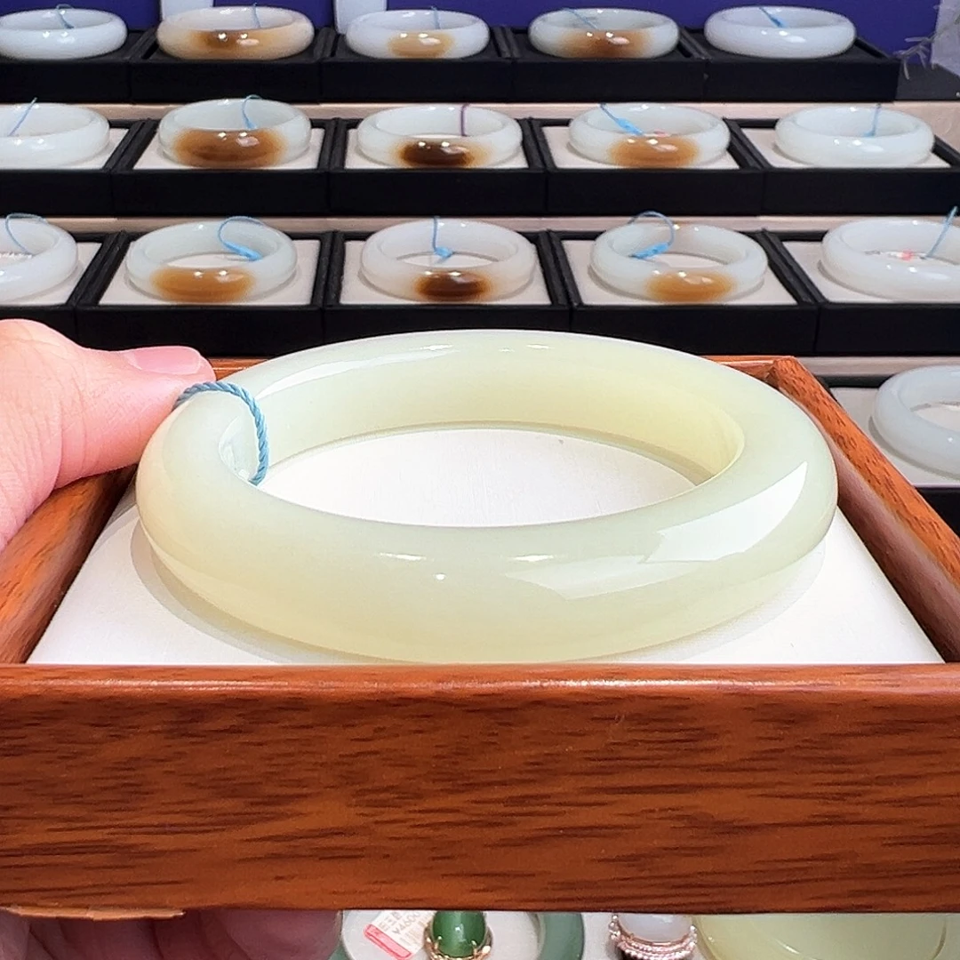 和田玉未镶嵌手镯