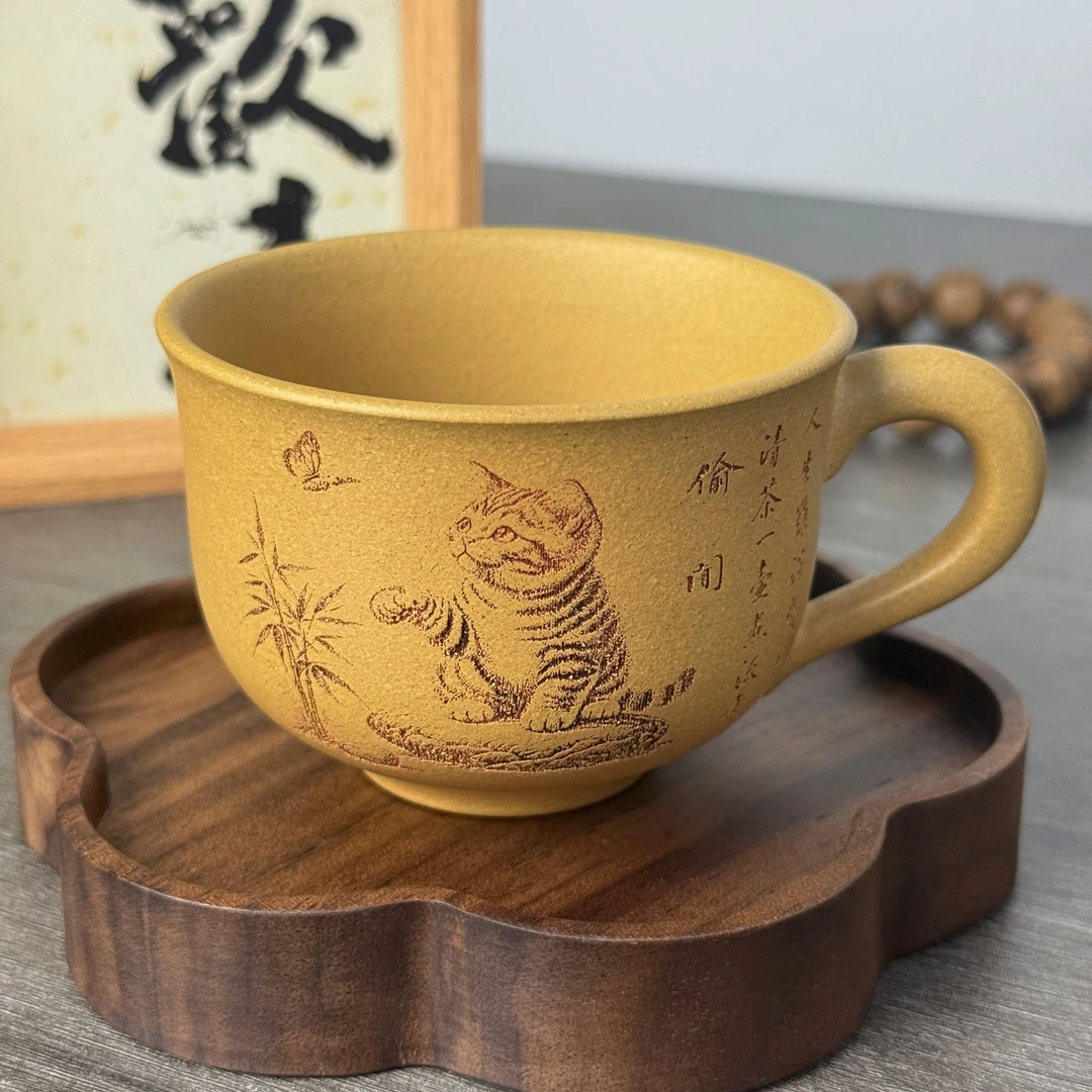 宜兴紫砂付仕文手刻小猫偷闲手把杯原矿黄金段主人杯茶杯140ml
