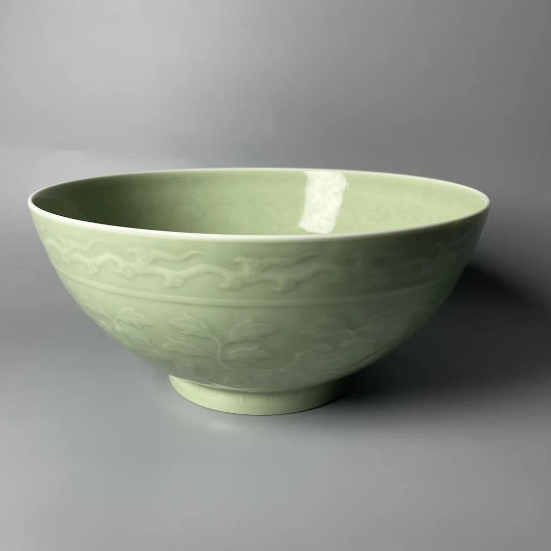 豆青釉暗刻花卉纹碗