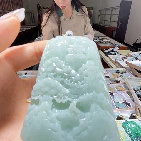 翡翠未镶嵌颈饰一个