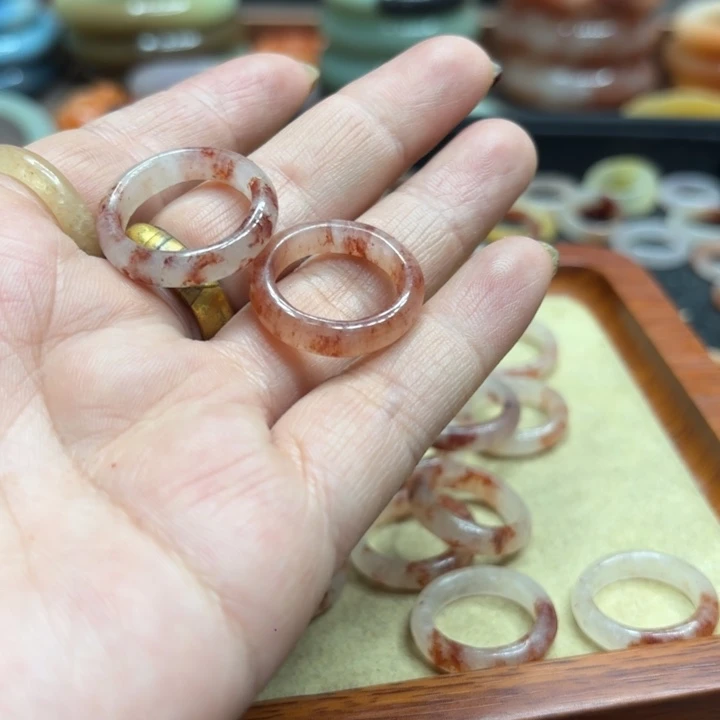 珍***多石英质玉未镶嵌手镯