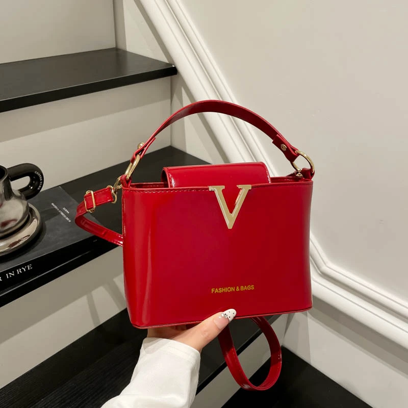 新款简约手提时尚百搭韩版休闲小众洋气单肩斜挎潮流水桶女士包包