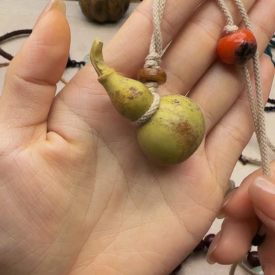 飞***尘和田玉未镶嵌颈饰
