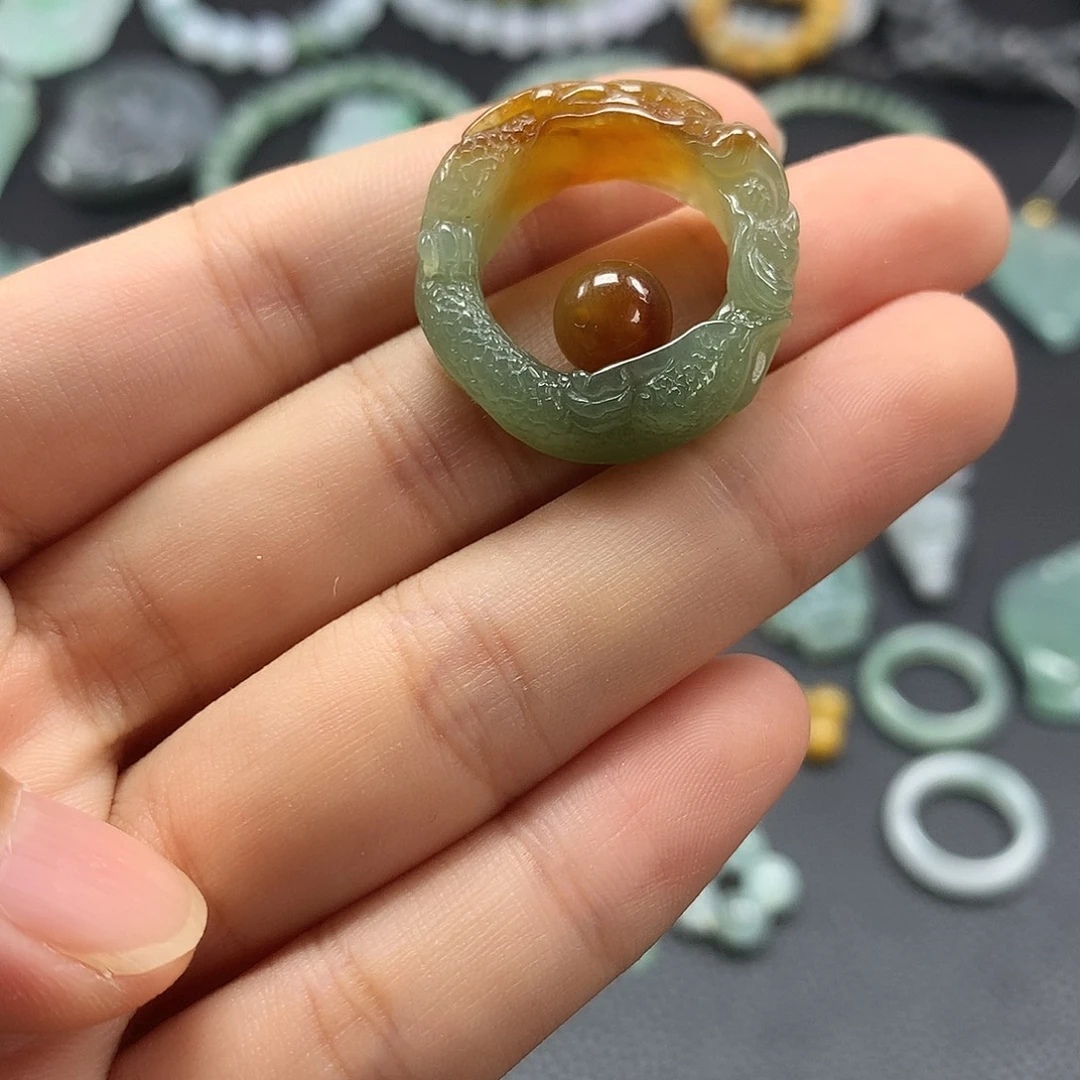 A***a翡翠未镶嵌颈饰龙戒，珠子