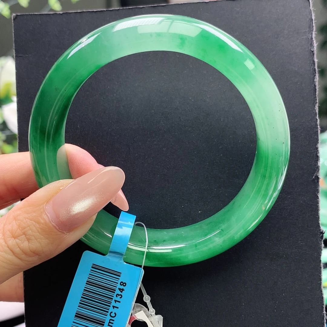 王***琴未镶嵌手镯石英质玉