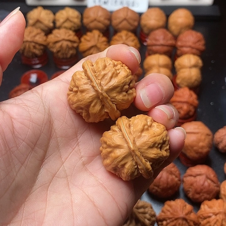 文玩核桃吊坠狮子头