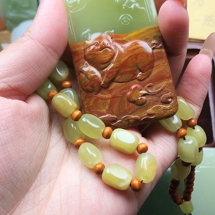 梁*雷天然玉石生肖猪