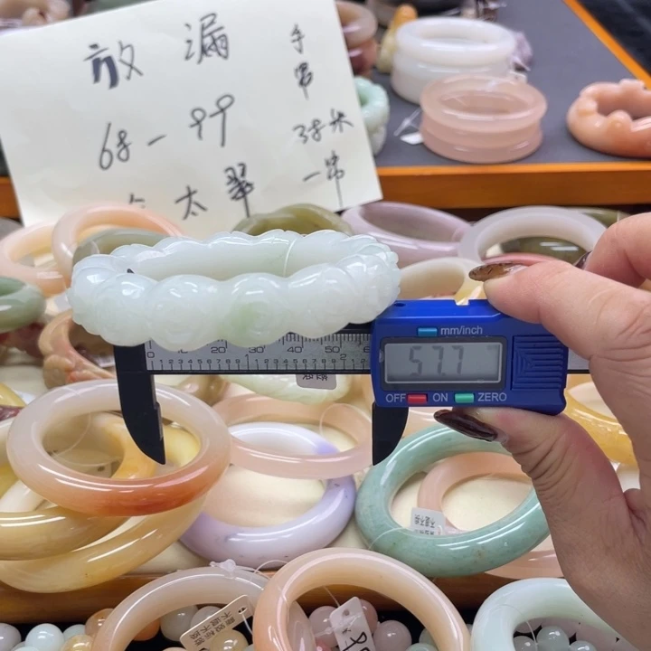 未镶嵌石英岩玉珠宝奇石