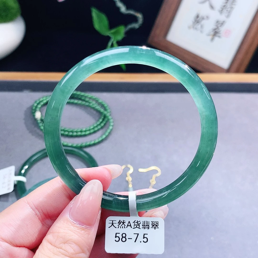 翡翠手镯（圆镯）未镶嵌