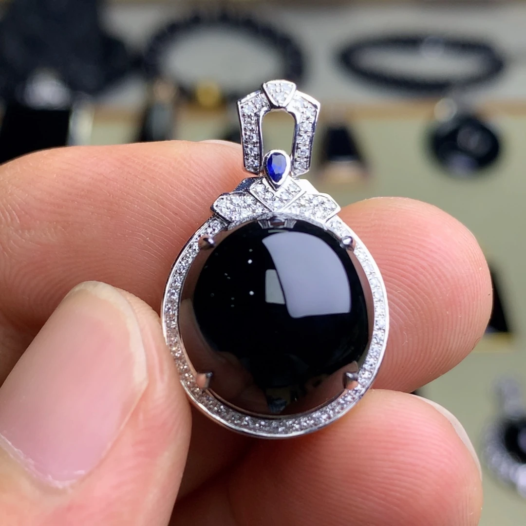 翡翠18K金镶嵌颈饰墨翠蛋面