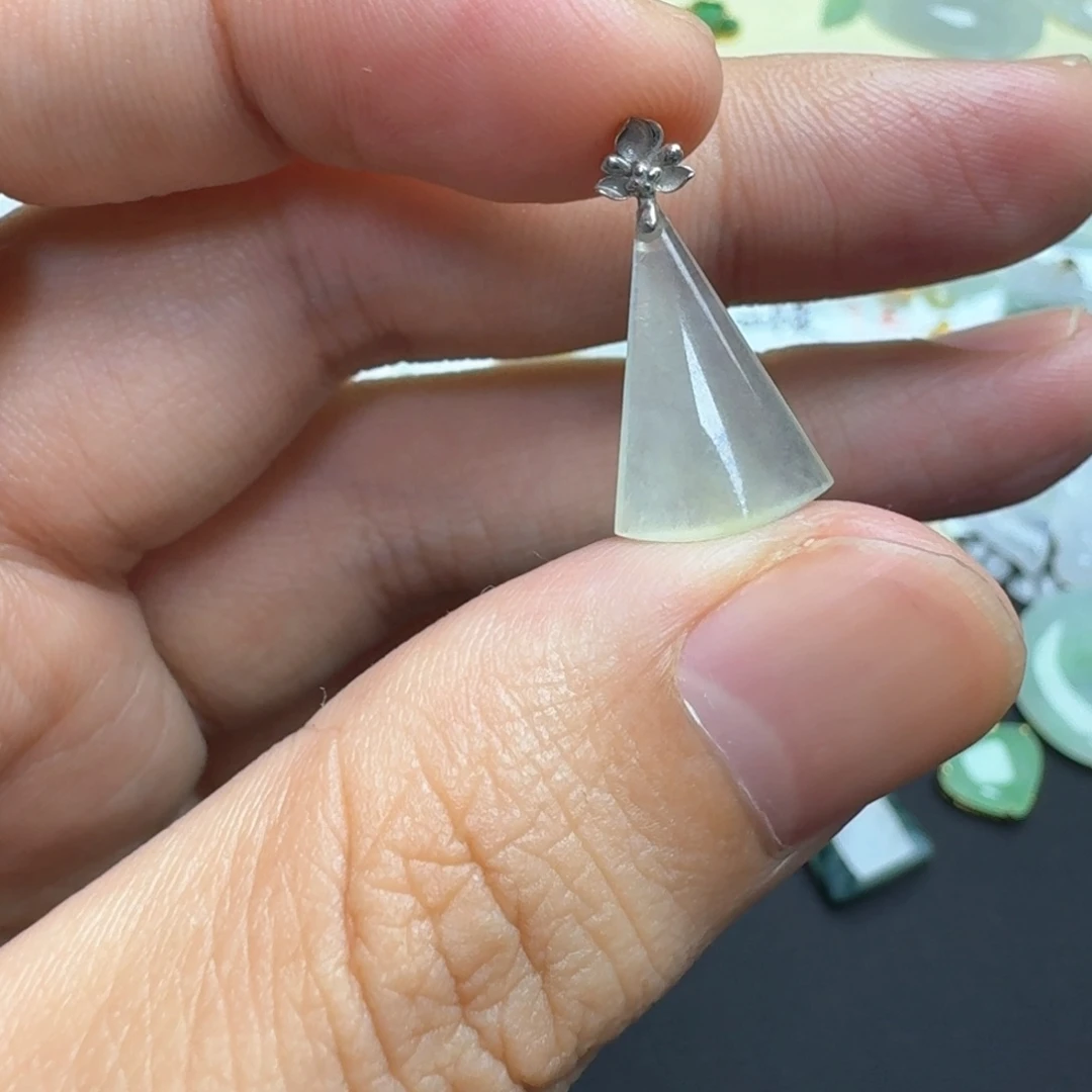 翡翠18K金镶嵌颈饰小无事牌