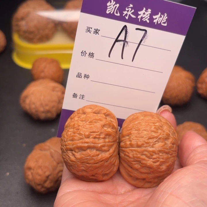 双***徐把件桃核41铁锤狮子头