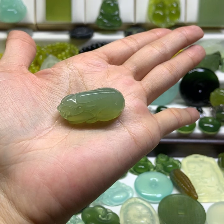 蛇纹石玉未镶嵌颈饰
