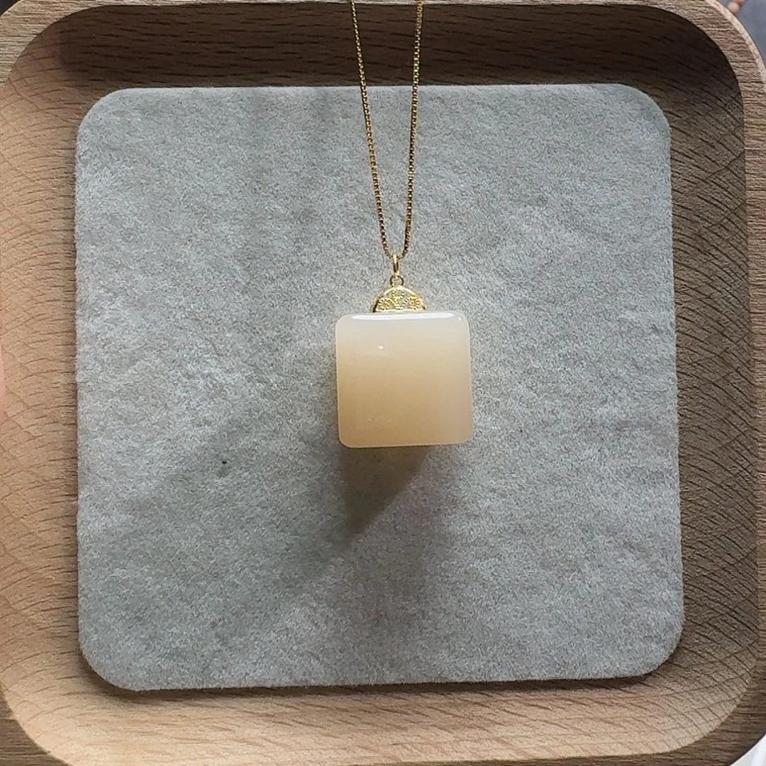 蛋***麻和田玉18K金镶嵌吊坠(赠链)藕粉方糖