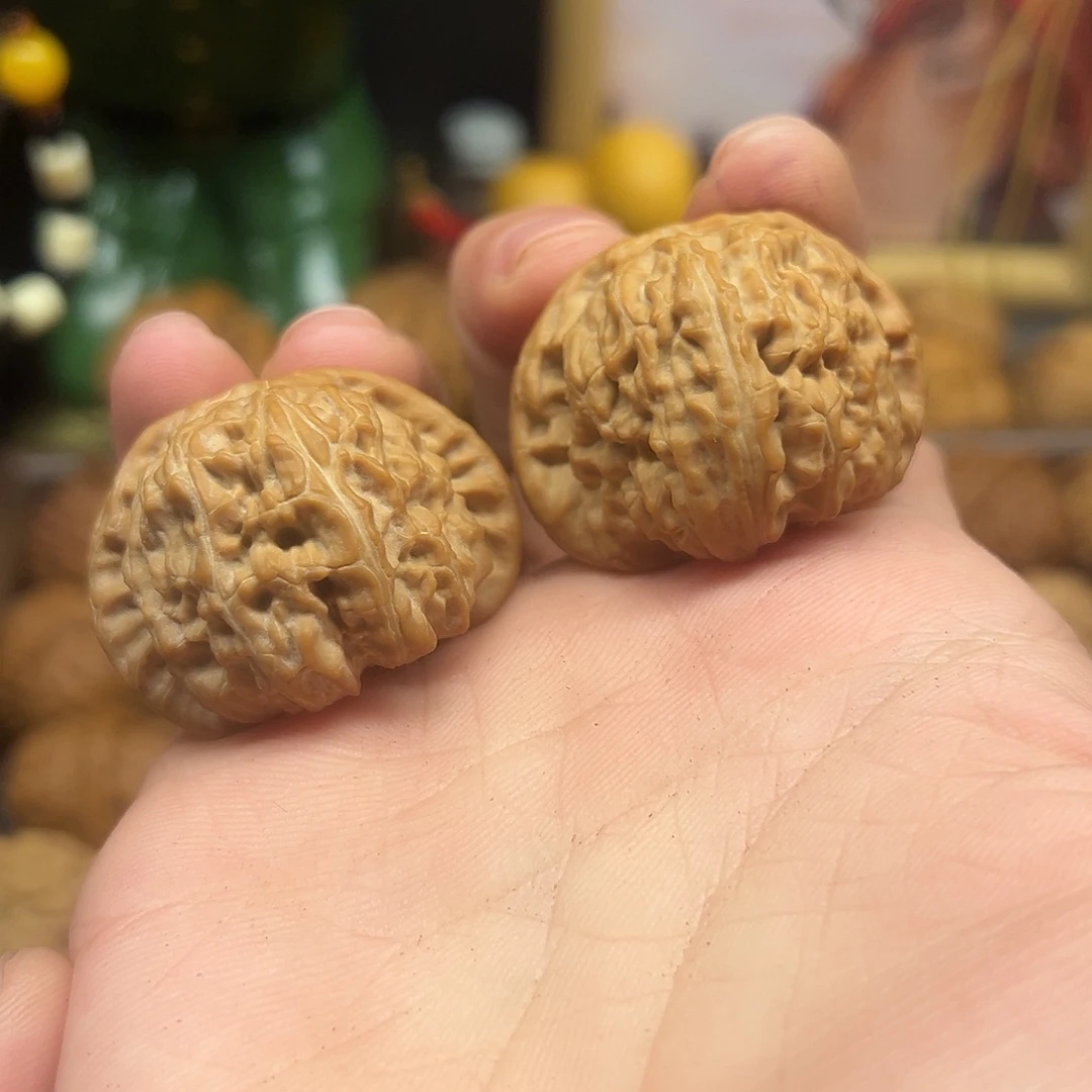 文玩核桃吊坠40闷白微微修