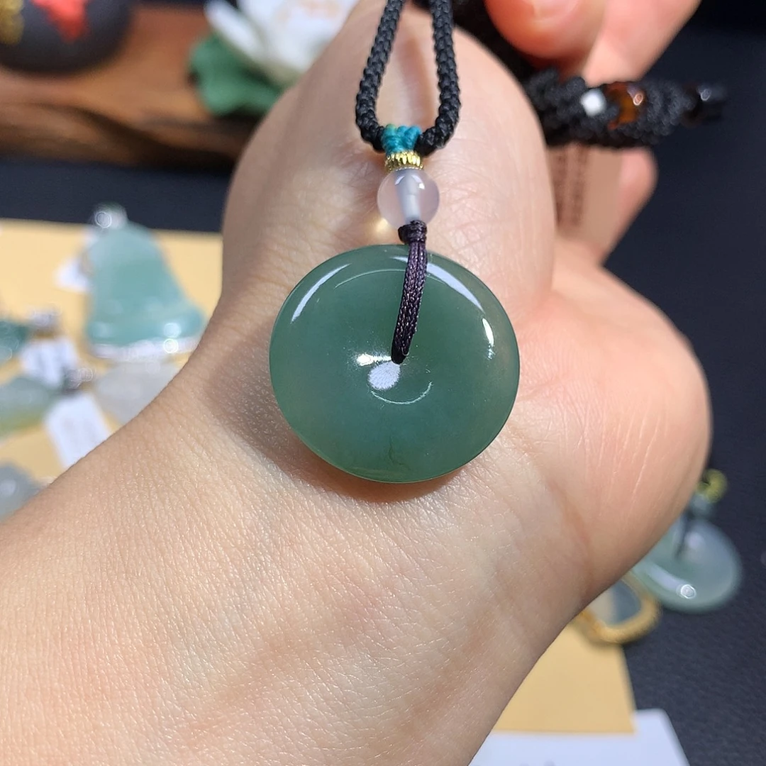 翡翠未镶嵌颈饰平安扣