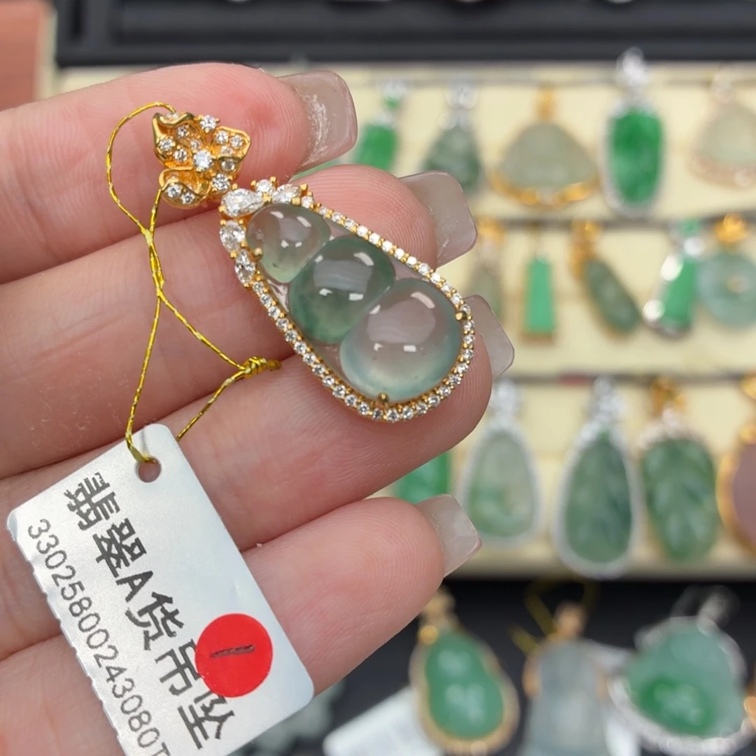 颈饰18K金镶嵌翡翠