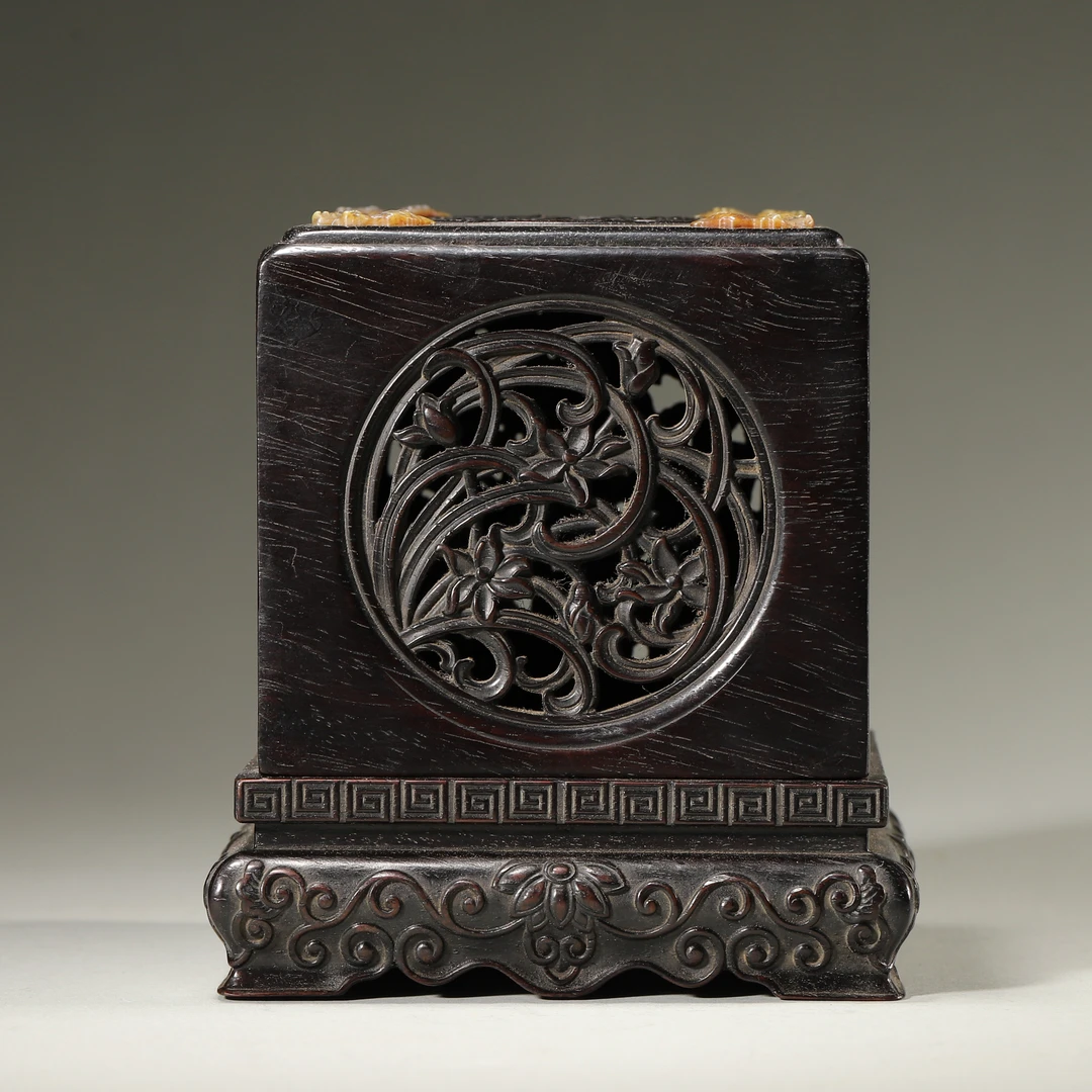 Lot05 清代 紫檀嵌螺钿镂雕梅兰竹菊纹宝盒