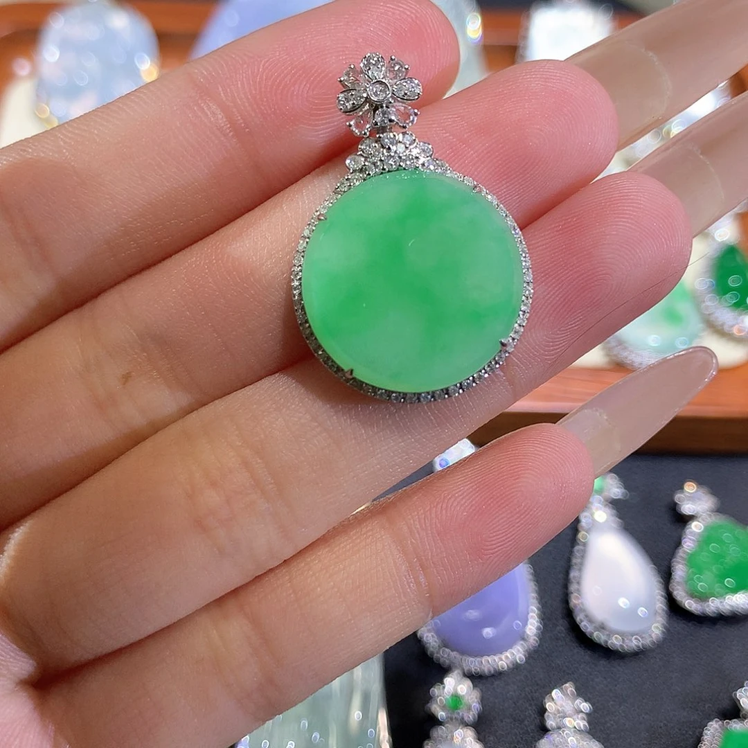 翡翠18K金镶嵌颈饰果绿圆牌