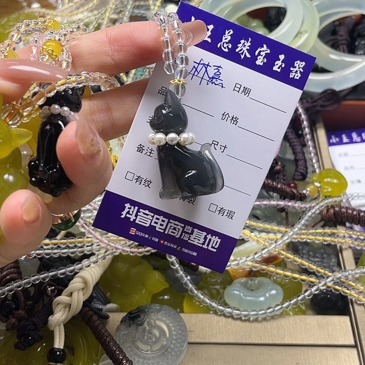 林***事蛇纹石玉未镶嵌颈饰