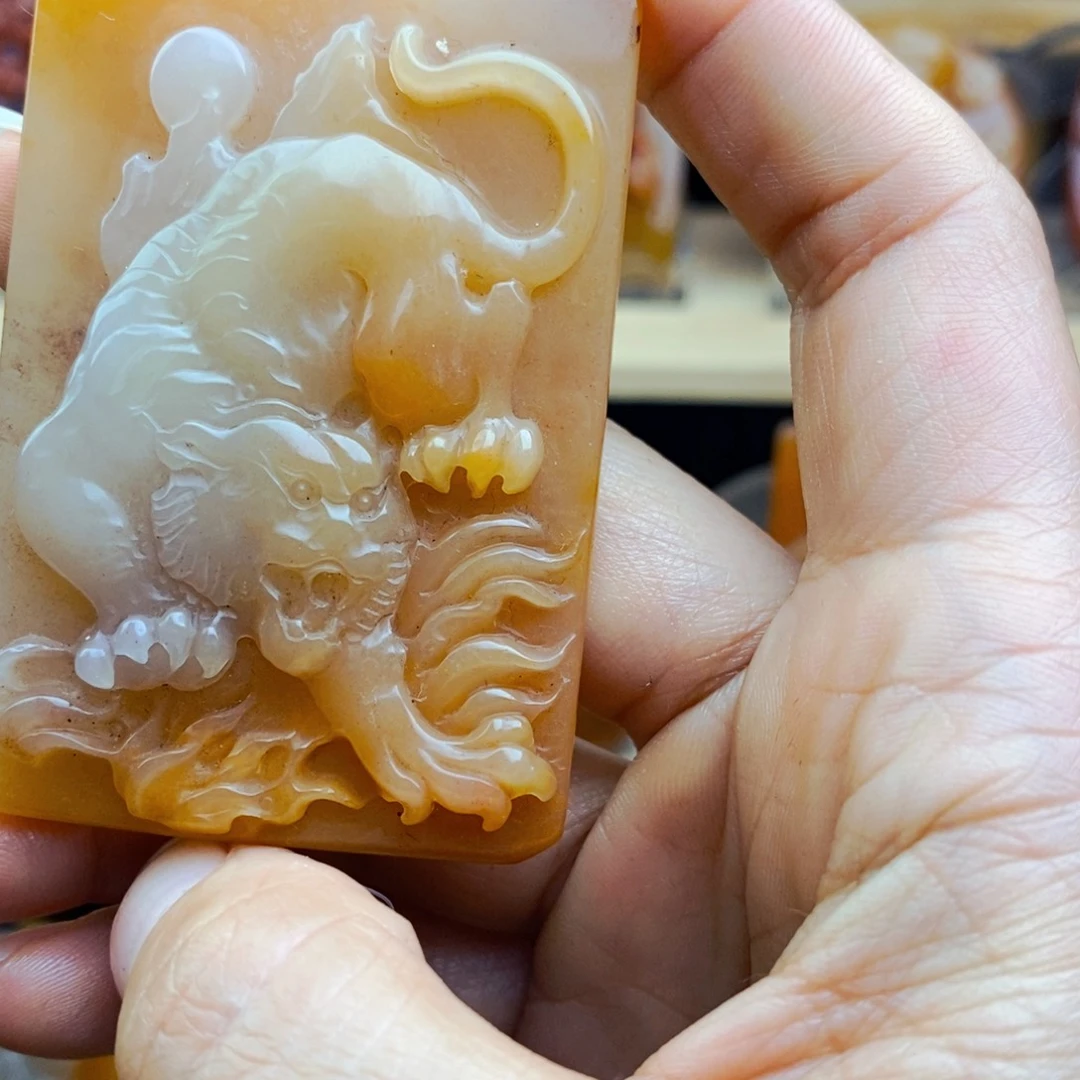 石英质玉（黄龙玉）未镶嵌颈饰