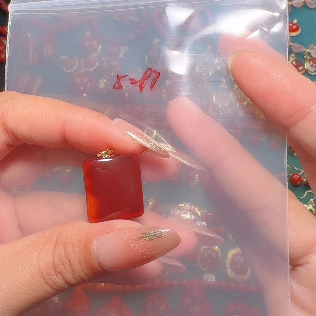 南红玛瑙18K金镶嵌吊坠