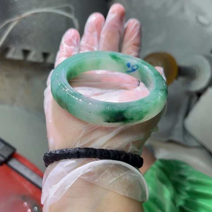 ****࿐石英质玉（非洲翠）未镶嵌手镯定制