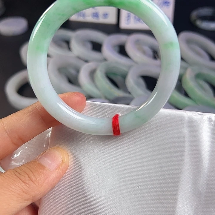 翡翠手镯未镶嵌翡翠