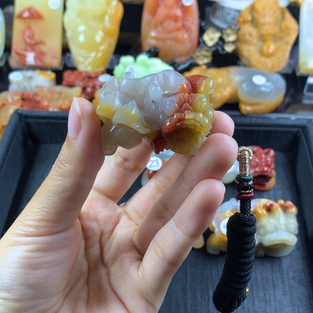 未镶嵌石英质玉（黄龙玉）挂件