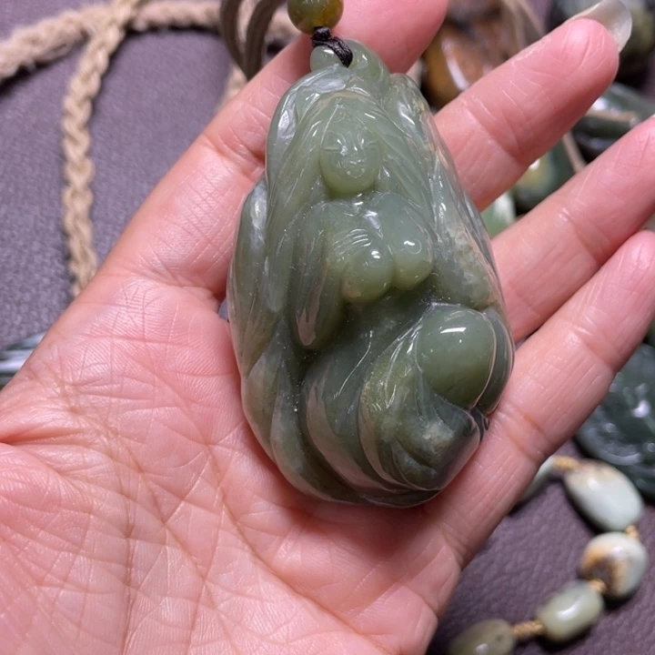莎***朗颈饰未镶嵌岫岩河磨玉（透闪石质玉）