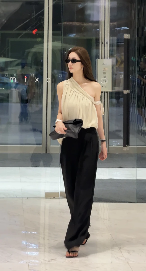 【暮色沙滩】2025夏季新款吊带通勤设计感褶皱背心休闲风2616