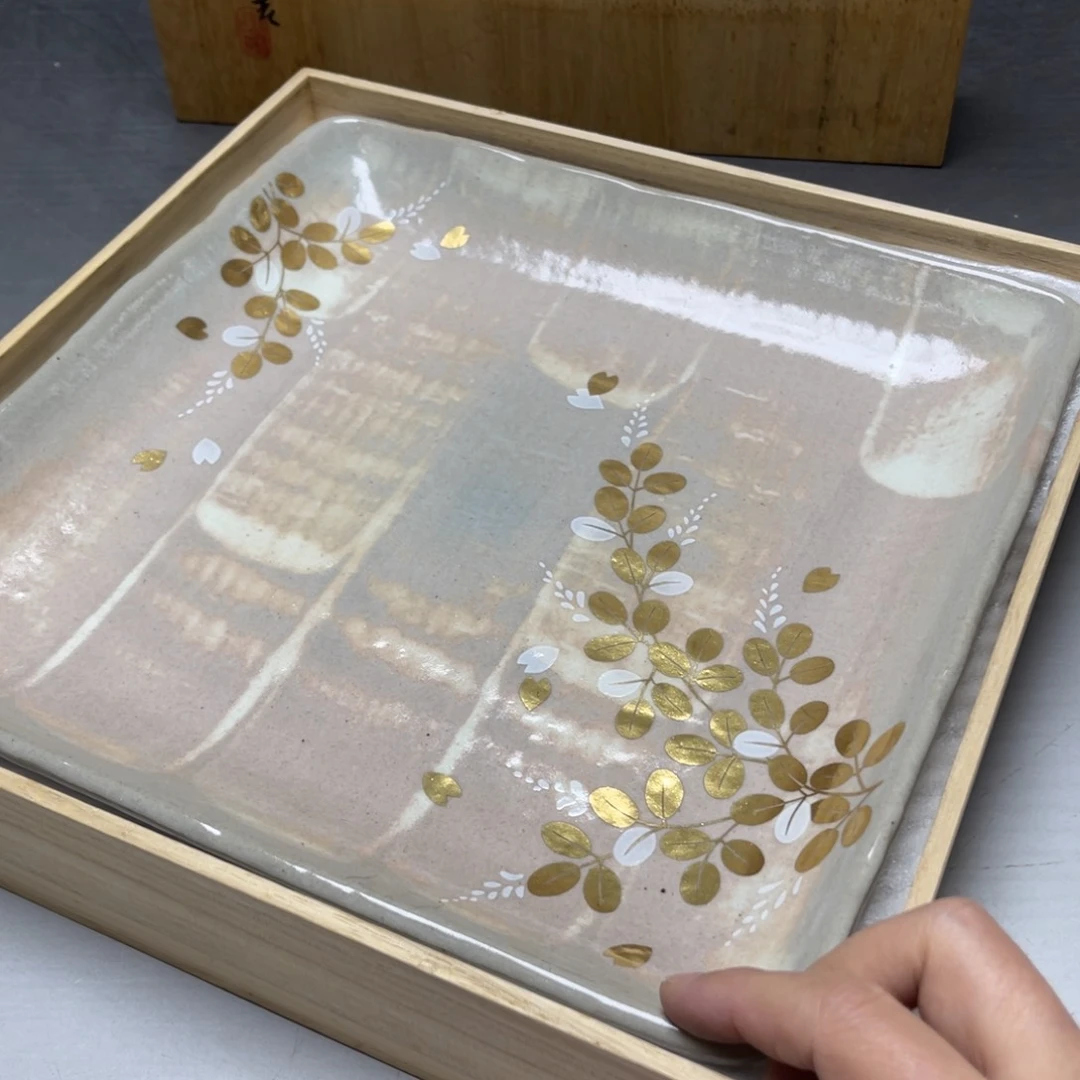 瓷片密密麻麻地排列在一起