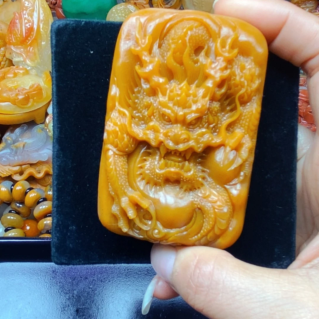 石英质玉（黄龙玉）未镶嵌颈饰