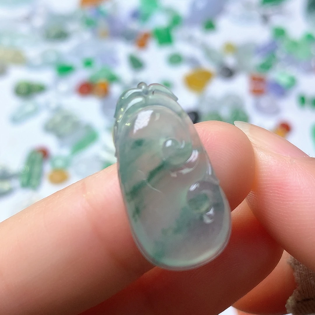 翡翠未镶嵌颈饰如意